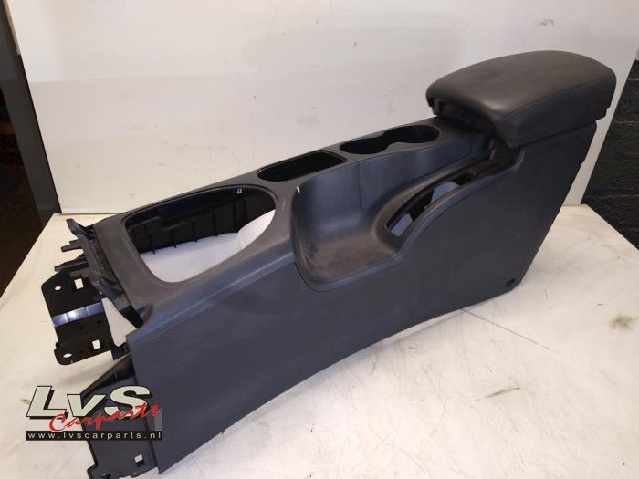 Middle console from a Nissan Qashqai (J10) 1.6 16V 2010