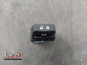 Used Central locking switch Opel Karl 1.0 12V Price € 10,00 Margin scheme offered by LvS Carparts