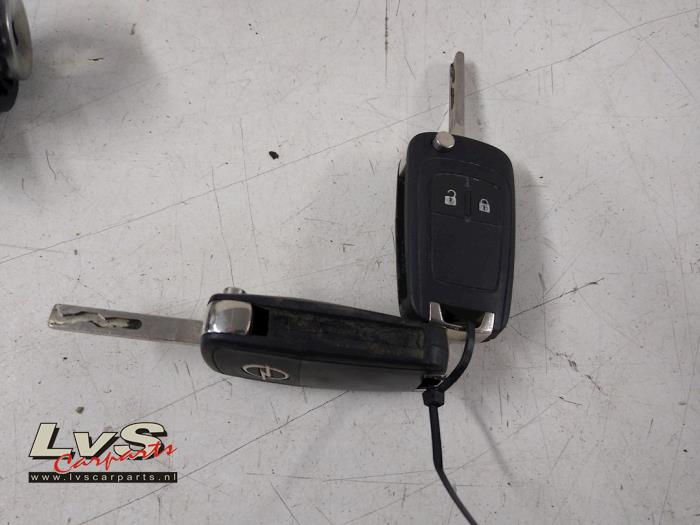 Cerradura de contacto y llave de un Opel Astra J Sports Tourer (PD8/PE8/PF8) 1.3 CDTI 16V ecoFlex 2011