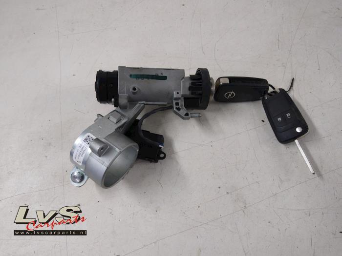 Używane Stacyjka + Kluczyk Opel Astra J Sports Tourer (PD8/PE8/PF8) 1.3 CDTI 16V ecoFlex Cena € 32,00 Procedura marży oferowane przez LvS Carparts
