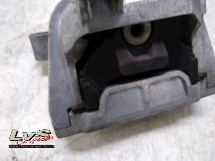 Engine mount from a Audi Q3 (8UB/8UG) 2.0 TDI 16V 177 Quattro 2012