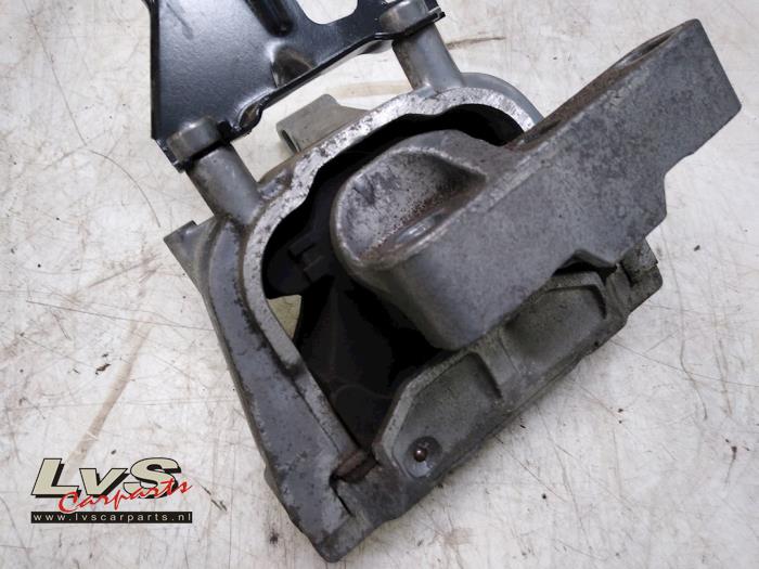 Engine mount from a Audi Q3 (8UB/8UG) 2.0 TDI 16V 177 Quattro 2012