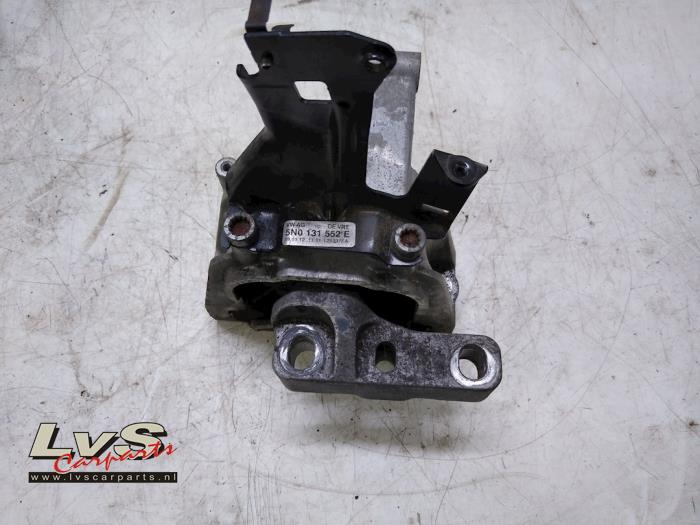 Usagé Support moteur Audi Q3 (8UB/8UG) 2.0 TDI 16V 177 Quattro Prix € 20,00 Règlement à la marge proposé par LvS Carparts