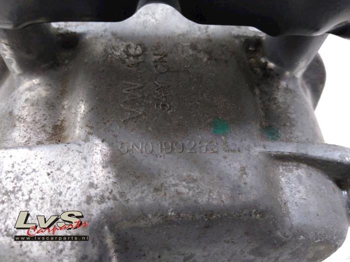 Engine mount from a Audi Q3 (8UB/8UG) 2.0 TDI 16V 177 Quattro 2012