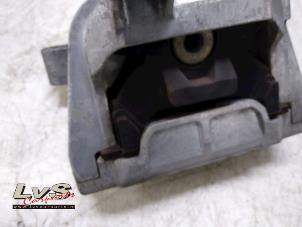 Engine mount from a Audi Q3 (8UB/8UG) 2.0 TDI 16V 177 Quattro 2012