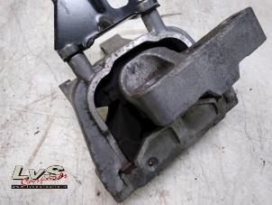 Engine mount from a Audi Q3 (8UB/8UG) 2.0 TDI 16V 177 Quattro 2012
