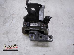 Engine mount from a Audi Q3 (8UB/8UG) 2.0 TDI 16V 177 Quattro 2012