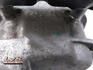 Engine mount from a Audi Q3 (8UB/8UG) 2.0 TDI 16V 177 Quattro 2012