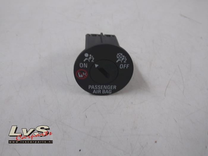 Airbag lock from a Opel Astra J GTC (PD2/PF2) 2.0 16V Turbo OPC 2012