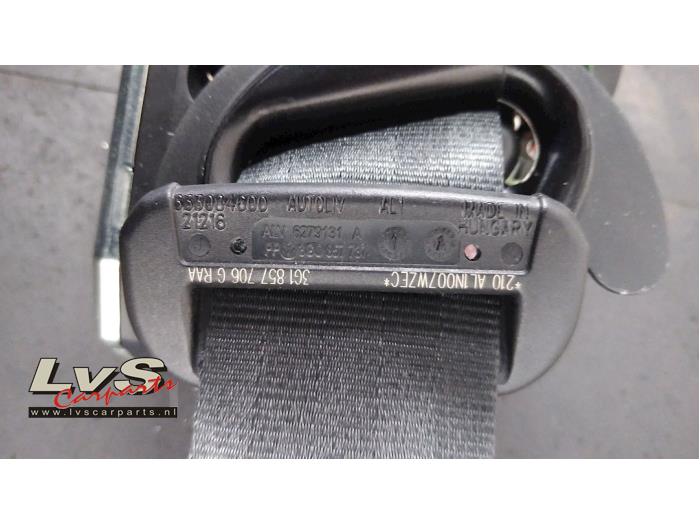 Seatbelt tensioner, right from a Volkswagen Passat Variant (3G5) 1.6 TDI 16V 2016