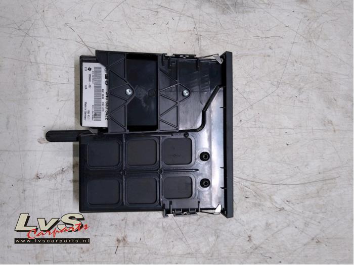 Używane Modul USB Volkswagen Passat Variant (365) 1.4 TSI 16V Cena € 20,00 Procedura marży oferowane przez LvS Carparts