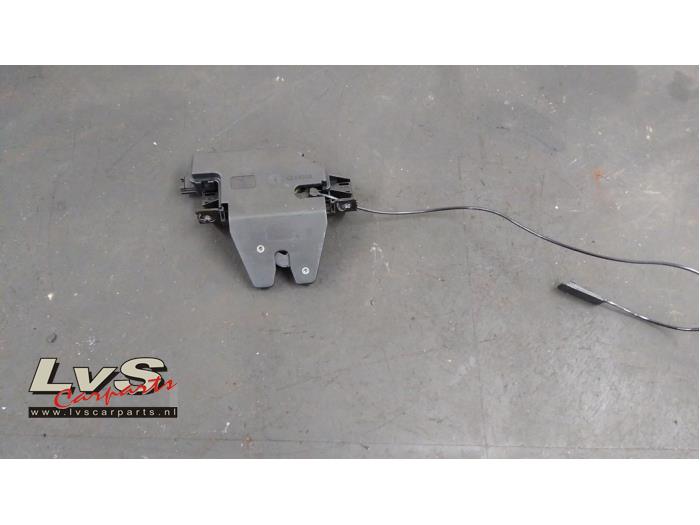 Tailgate lock mechanism from a BMW 1 serie (E87/87N) 118d 16V 2007