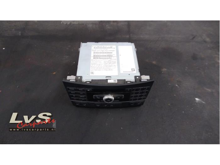 Używane Radio Mercedes E (W212) E-350 CDI BlueEfficiency 3.0 V6 24V Cena € 400,00 Procedura marży oferowane przez LvS Carparts