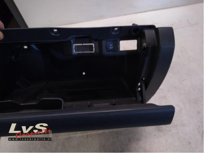 Glovebox from a Volkswagen Polo V (6R) 1.2 TSI 16V BlueMotion Technology 2015