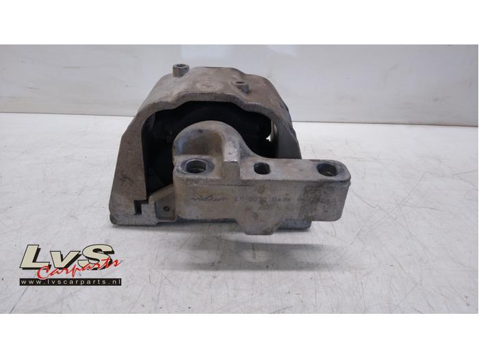 Engine mount from a Audi A3 Sportback (8PA) 2.0 TFSI 16V 2009