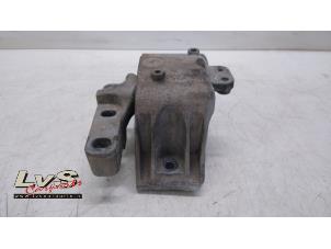 Engine mount from a Audi A3 Sportback (8PA) 2.0 TFSI 16V 2009