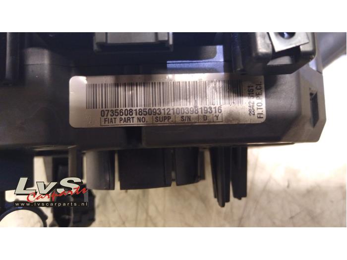 Interruptor combinado columna de dirección de un Peugeot Bipper (AA) 1.3 BlueHDi 80 16V 2016