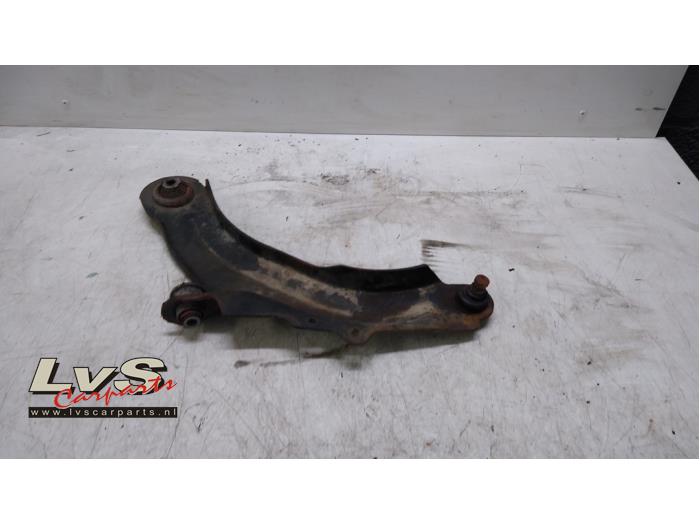 Front lower wishbone, left from a Renault Captur (2R) 1.5 Energy dCi 90 FAP 2014