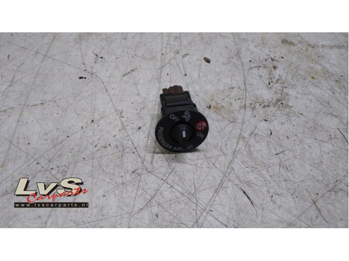 Airbag lock from a Renault Captur (2R) 1.5 Energy dCi 90 FAP 2014