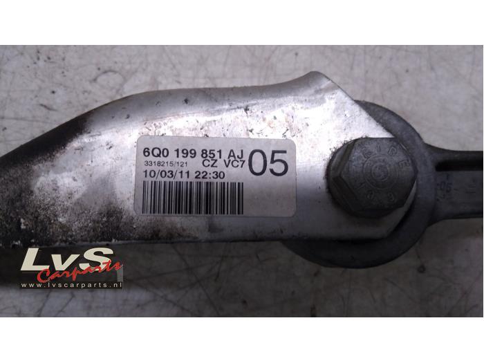 Soporte de motor de un Seat Ibiza IV SC (6J1) 1.2 12V 2011