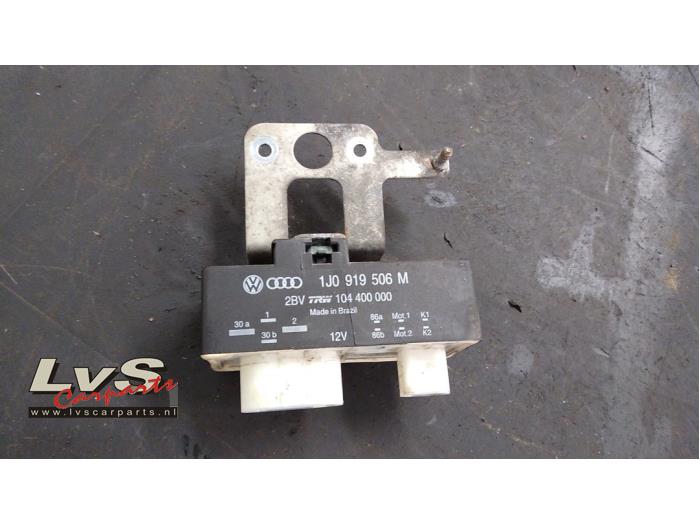 Usagé Ordinateur refroidisseur Volkswagen Polo IV (9N1/2/3) 1.2 Prix € 20,00 Règlement à la marge proposé par LvS Carparts