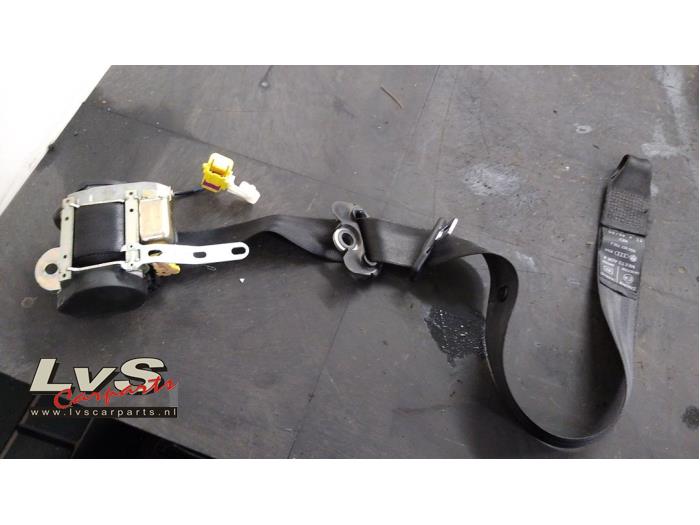 Insertion ceinture de sécurité avant gauche d'un Volkswagen Polo IV (9N1/2/3) 1.2 2006