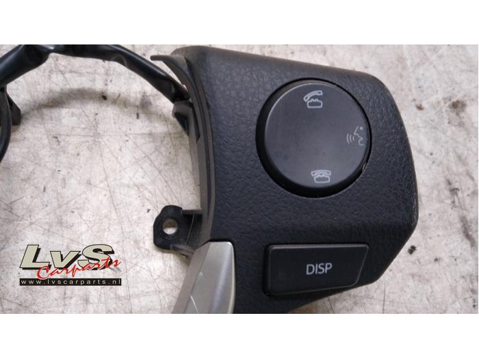 Interruptor de mando de volante de un Toyota Auris Touring Sports (E18) 1.8 16V Hybrid 2013