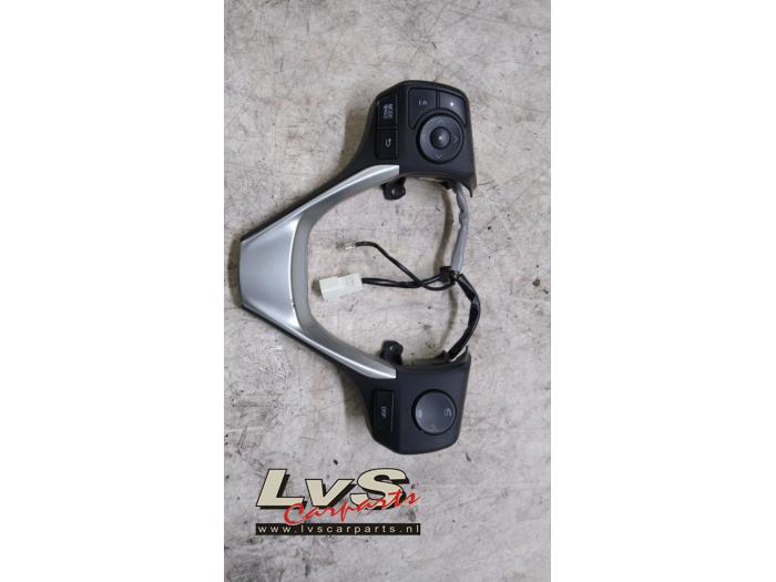 Steering wheel switch from a Toyota Auris Touring Sports (E18) 1.8 16V Hybrid 2013
