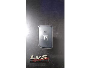 Usados Interruptor de freno de mano Toyota Auris Touring Sports (E18) 1.8 16V Hybrid Precio € 17,50 Norma de margen ofrecido por LvS Carparts