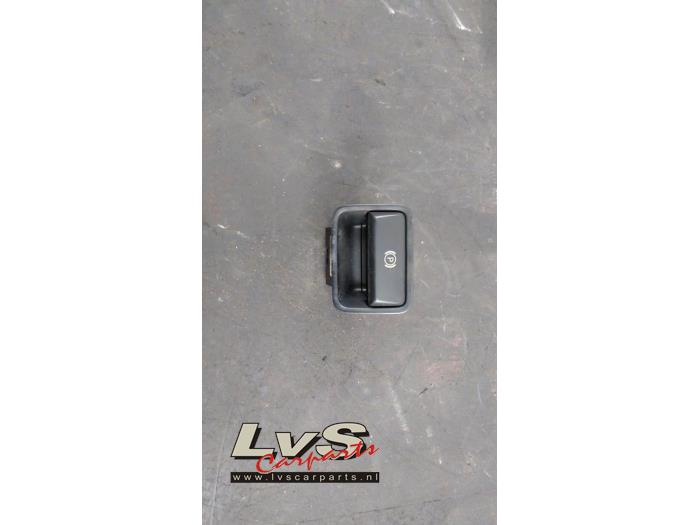 Usagé Commutateur frein à main Mercedes CLA (117.3) 2.0 AMG CLA-45 Turbo 16V Prix € 20,00 Règlement à la marge proposé par LvS Carparts