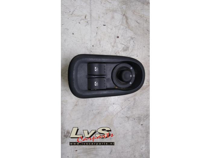 Używane Przelacznik combi okienny Renault Kangoo Express (FW) 1.5 dCi 85 Cena € 10,00 Procedura marży oferowane przez LvS Carparts