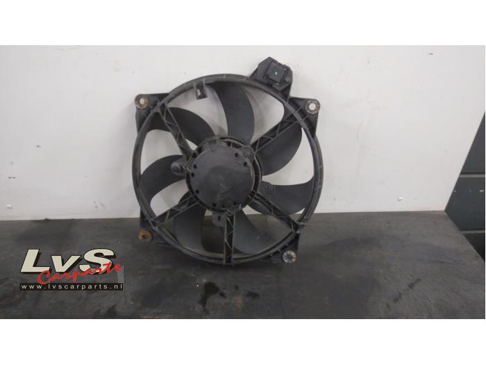 Używane Wentylator Renault Scénic III (JZ) 1.2 16V TCe 115 Energy Cena € 60,00 Procedura marży oferowane przez LvS Carparts