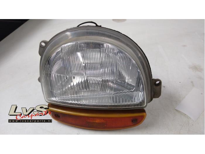 Używane Reflektor prawy Renault Twingo (C06) Cena € 18,00 Procedura marży oferowane przez LvS Carparts