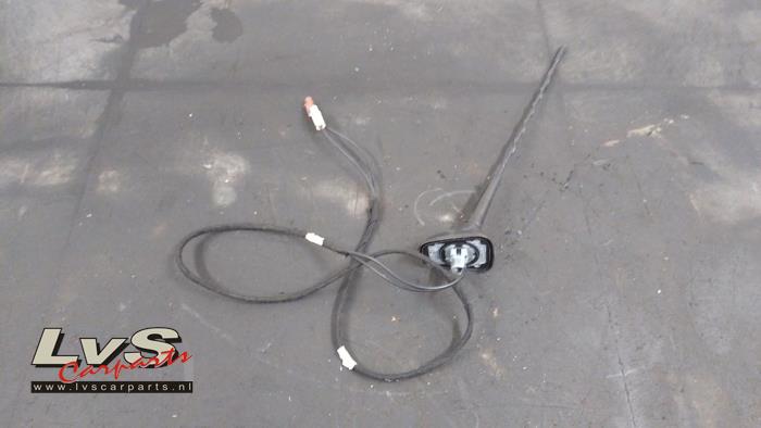 Używane Antena Renault Twingo III (AH) 1.0 SCe 70 12V Cena € 20,00 Procedura marży oferowane przez LvS Carparts