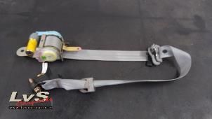 Used Seatbelt tensioner, right Kia Sorento I (JC) 2.5 CRDi 16V Price € 40,00 Margin scheme offered by LvS Carparts