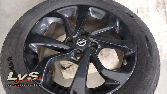 Llanta y neumático de un Opel Corsa E 1.4 Turbo 16V 2015