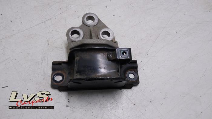 Engine mount from a Opel Corsa E 1.4 Turbo 16V 2015