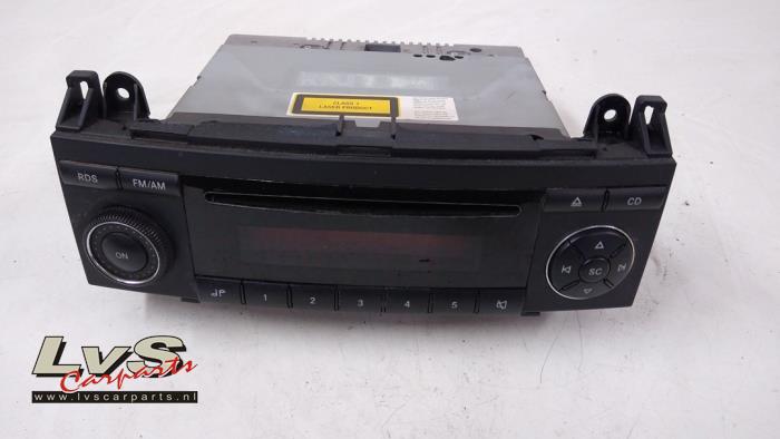 Radio CD player from a Mercedes-Benz A (W169) 1.7 A-170 5-Drs. 2005