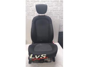 Używane Fotel prawy Hyundai i20 1.2i 16V Cena € 70,00 Procedura marży oferowane przez LvS Carparts