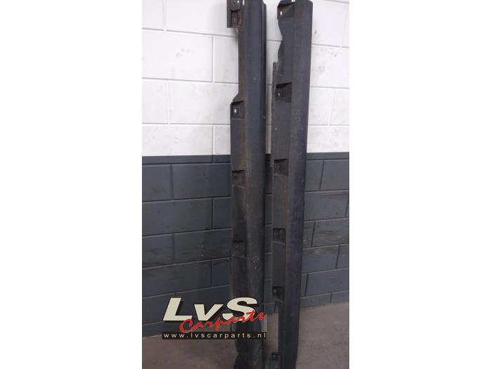 Sideskirt left+right from a Ford Focus 3 Wagon 1.0 Ti-VCT EcoBoost 12V 125 2016