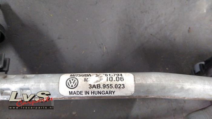 Wiper motor + mechanism from a Volkswagen Passat Variant (365) 1.4 TSI 16V 2011