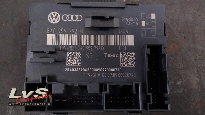 Central door locking module from a Audi Q5 (8RB) 2.0 TFSI 16V Quattro 2009