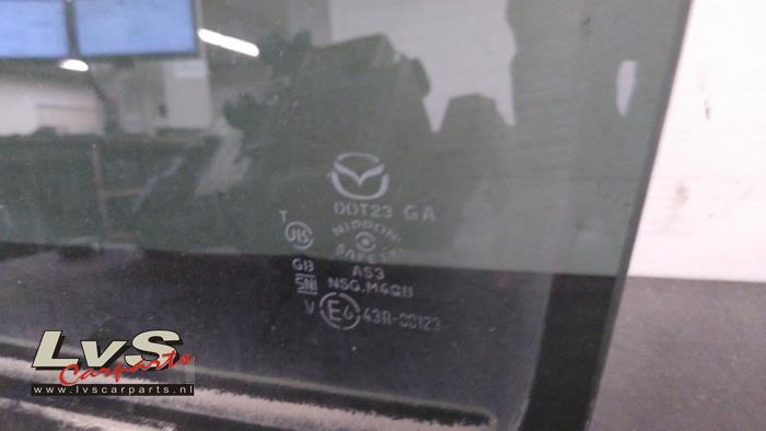 Szyba drzwi lewych tylnych wersja 4-drzwiowa z Mazda CX-5 (KF) 2.0 SkyActiv-G 165 16V 2WD 2020