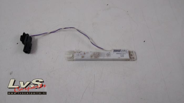 Antenna Amplifier from a Renault Captur (2R) 0.9 Energy TCE 12V 2015