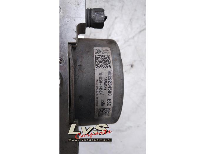ABS pump from a Peugeot 2008 (CU) 1.5 BlueHDi 100 2018