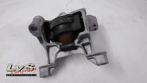 Engine mount from a Mazda CX-5 II (KF) 2.0 SkyActiv-G 165 16V 2WD 2020