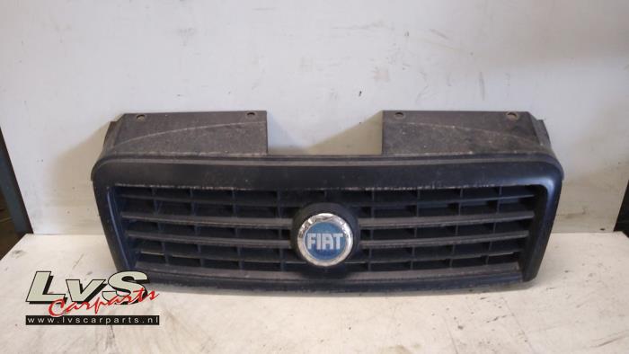 Używane Grill Fiat Doblo Cargo (223) 1.3 D 16V Multijet Cena € 17,50 Procedura marży oferowane przez LvS Carparts