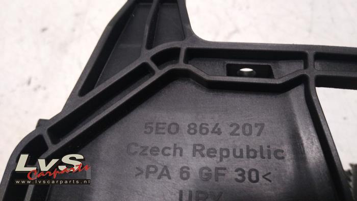 Armrest from a Skoda Octavia Combi (5EAC) 1.6 TDI GreenTec 16V 2013