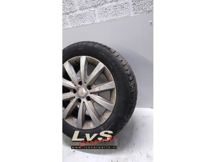Wheel + tyre from a Mercedes-Benz A (W176) 1.6 A-180 16V 2014