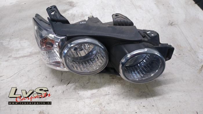 Używane Reflektor prawy Chevrolet Aveo 1.4 16V Cena € 90,00 Procedura marży oferowane przez LvS Carparts
